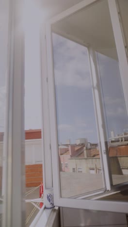 ventana abierta con vista a la ciudad