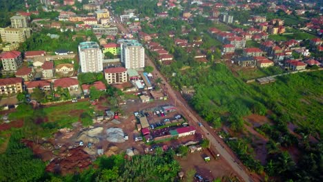 Coches-Y-Motocicletas-Circulando-Por-La-Carretera-A-La-Ciudad-De-Kampala-En-Uganda.