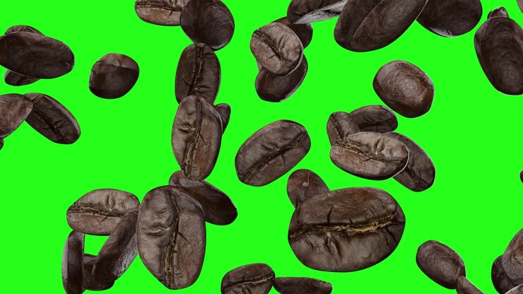 chicchi di caffè che cadono su uno sfondo verde