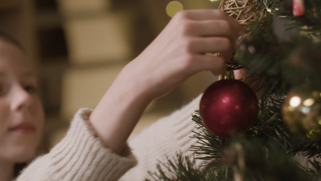 decorando un árbol de navidad