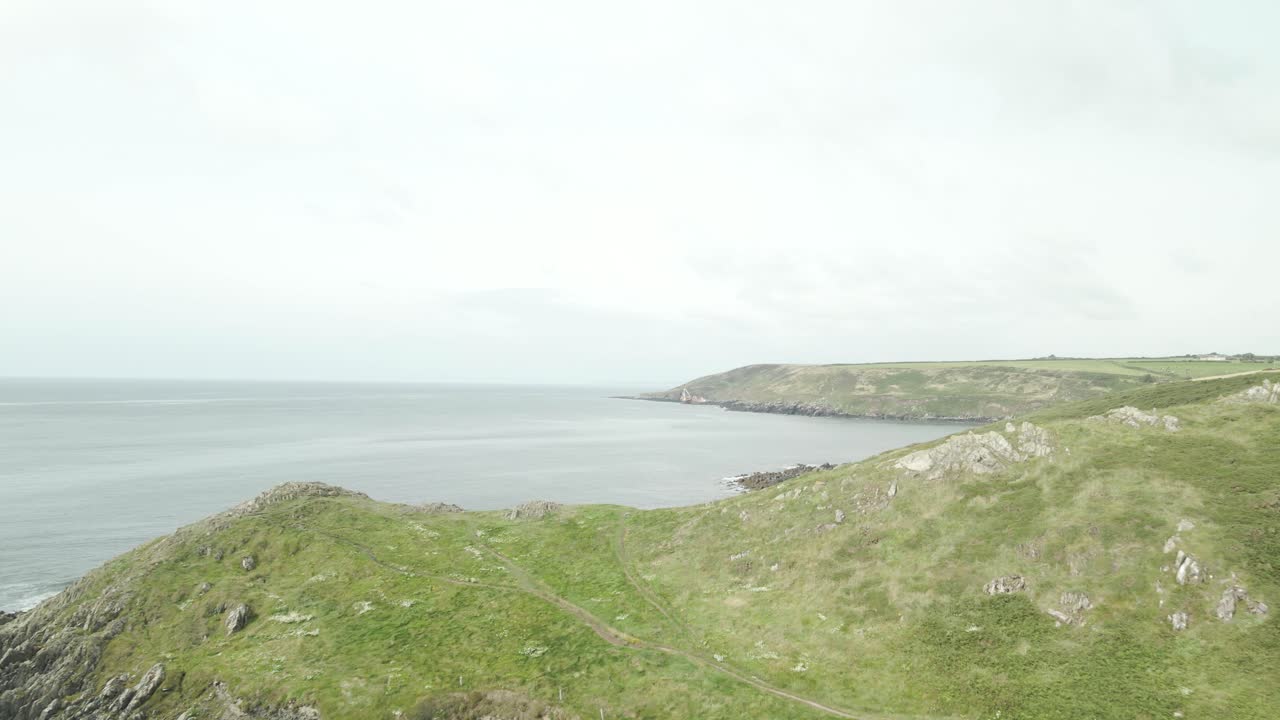 아일랜드의 코크 (cork) 에 있는 트 해를 따라 바위가 많은 해안선과 발리 (ballycotton) 의 절벽