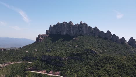카탈로니아의 산맥인 몬세라트 봉우리의 공중 전망