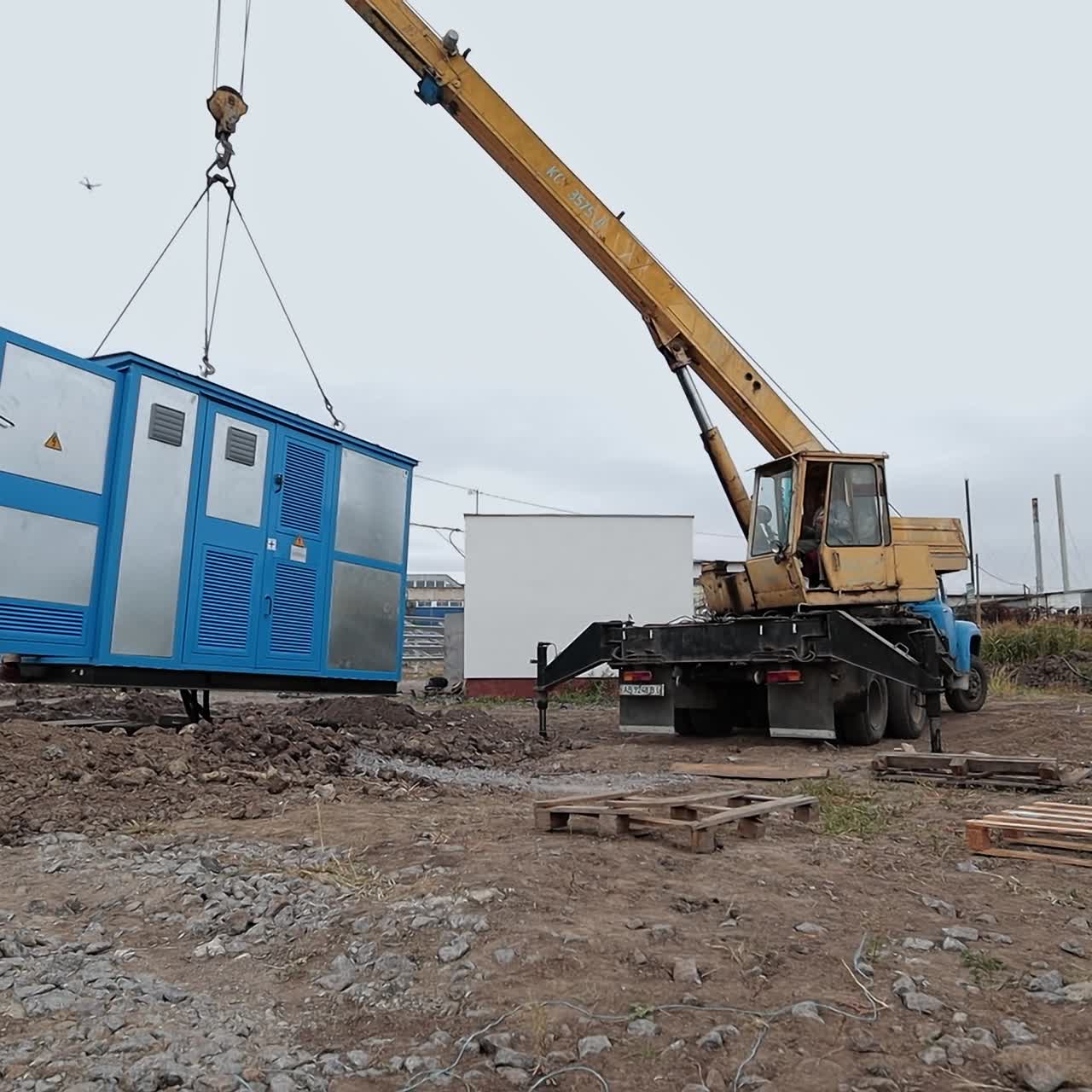 Generator engineering installing. Indusrtial engineering electric supply installing