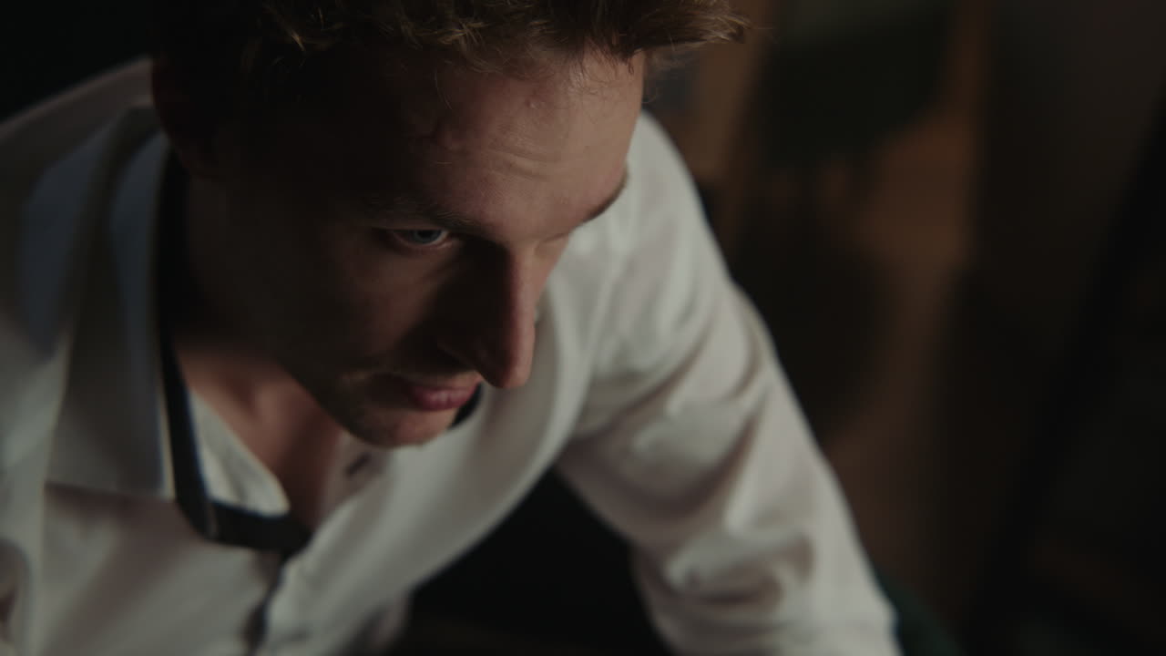 primer plano de un hombre mirando hacia abajo