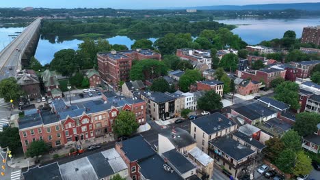 Riverfront-Häuser-Und-Geschäftsgebäude-Entlang-Des-Susquehanna-River-In-Der-Innenstadt-Von-Harrisburg,-PA,-Pennsylvania