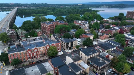 casas frente al río y edificios comerciales a lo largo del río susquehanna en el centro de harrisburg pa pennsylvania