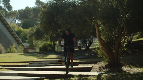 Posibilidad-Remota-De-Un-Hombre-Con-Discapacidad-Andando-En-Bicicleta-Y-Haciendo-Trucos