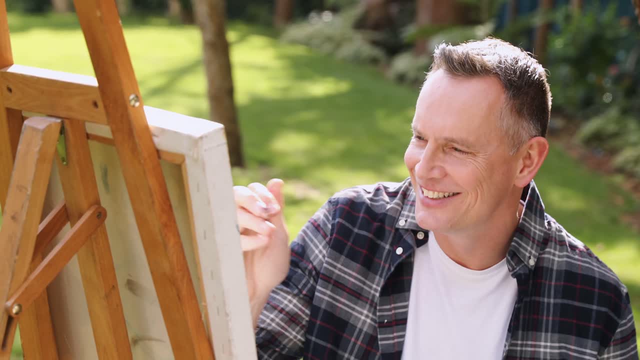 정원 4k에서 캔버스에 그림을 그리는 사람