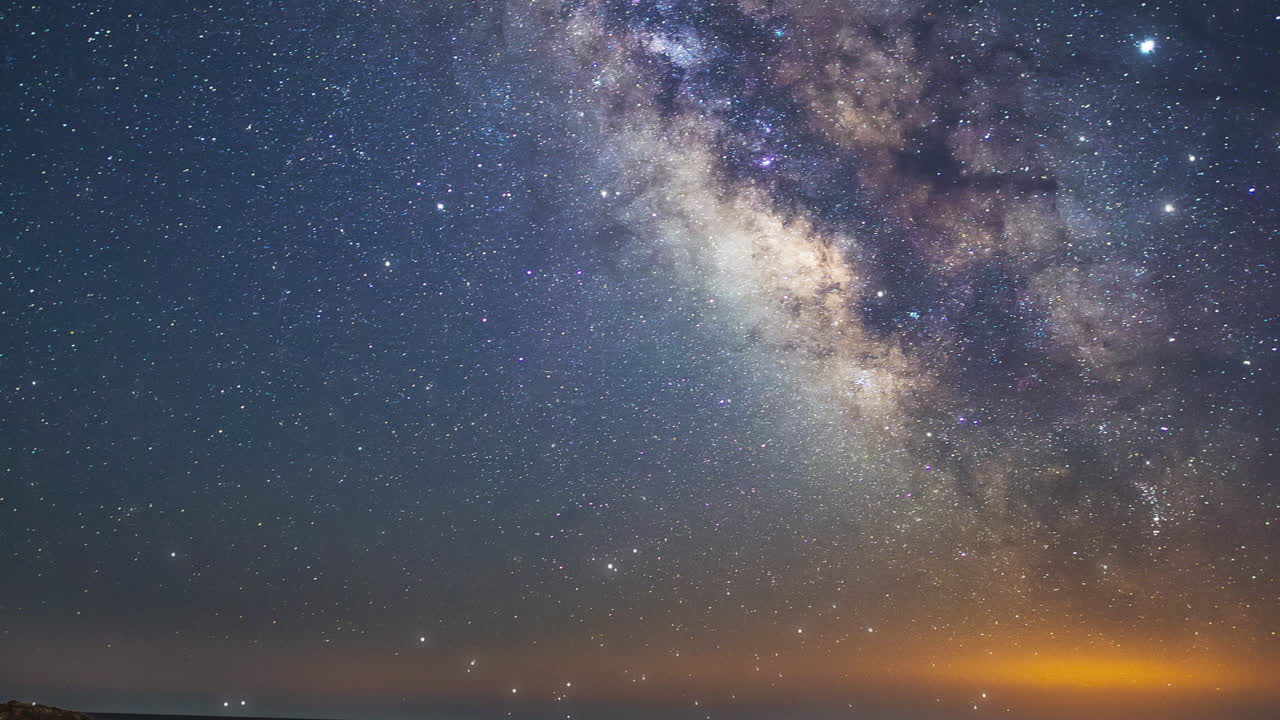 오프너 또는 인트로에 적합한 우주 저공비행 비디오