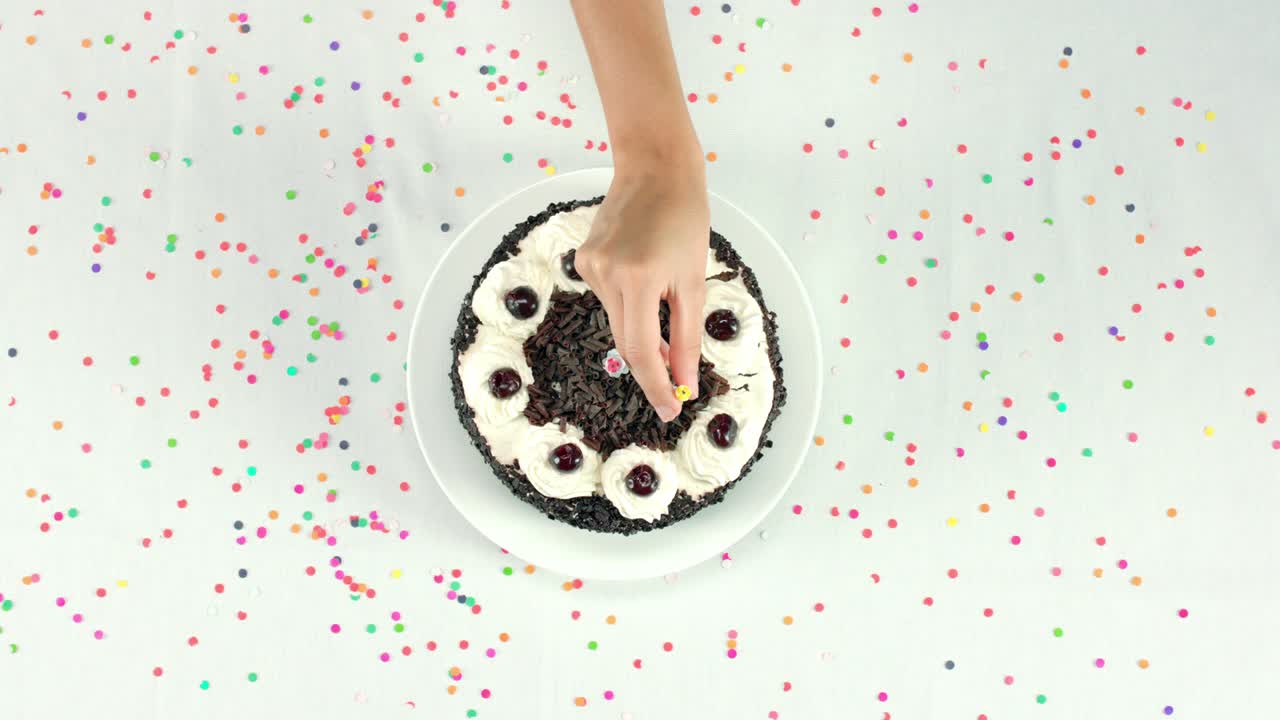 불이 있는 초콜릿 케이크