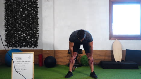 estiramiento de piernas en clase online con entrenador personal.