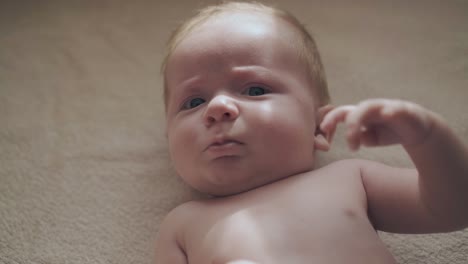 Adorable-Hijo-Recién-Nacido-Con-Cabello-Rubio-Corto-Y-Grandes-Ojos-Azules