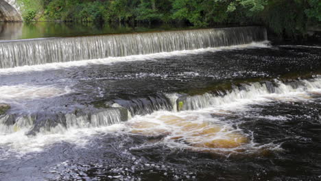 Ein-Wehr-Am-Fluss-Navy,-Der-Durch-Die-Stadt-Tavistock-In-Der-Englischen-Grafschaft-Devon-Fließt