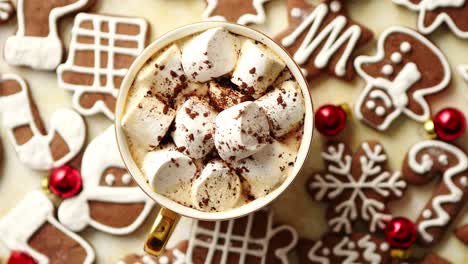 taza de chocolate caliente y galletas de jengibre con forma navideña