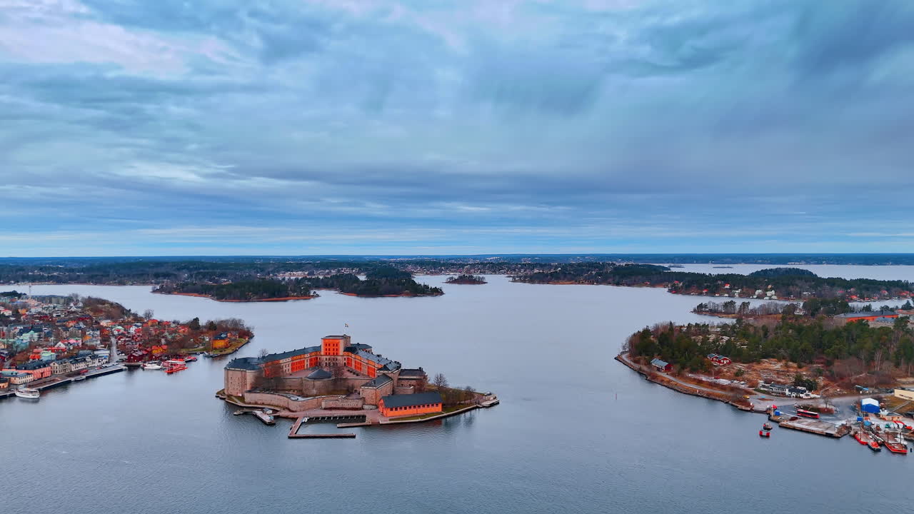 İsveç'teki su üzerindeki küçük adacıkta yer alan belirgin yapı, tarihi Vaxholm Kalesi (Vaxholms kastell). Kasvetli bir günde drone görüntülerinden 16. yüzyıl kalesi