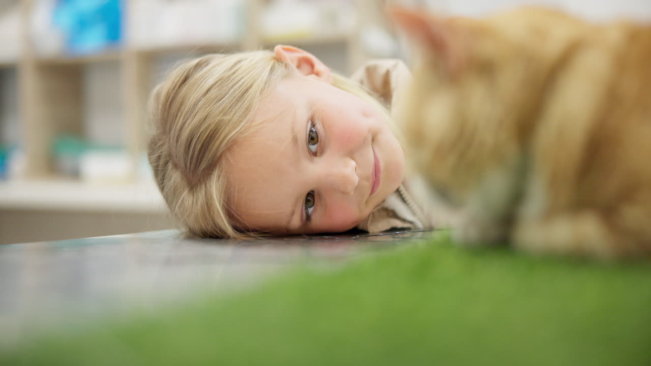 아이, 미소 짓고 수의사에서 애완동물을 사랑