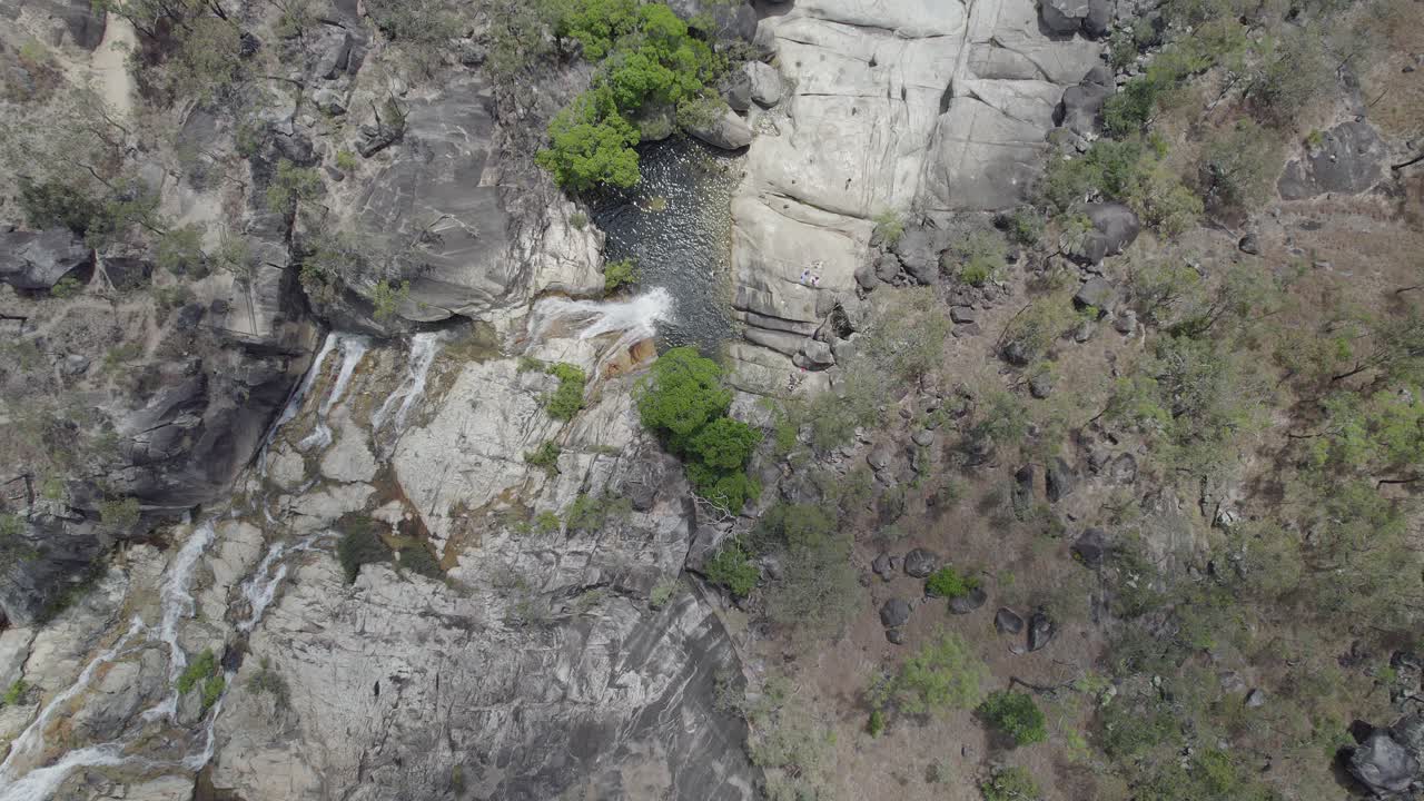 vista de arriba hacia abajo de las cataratas de emerald creek en mareeba, australia - órbita aérea