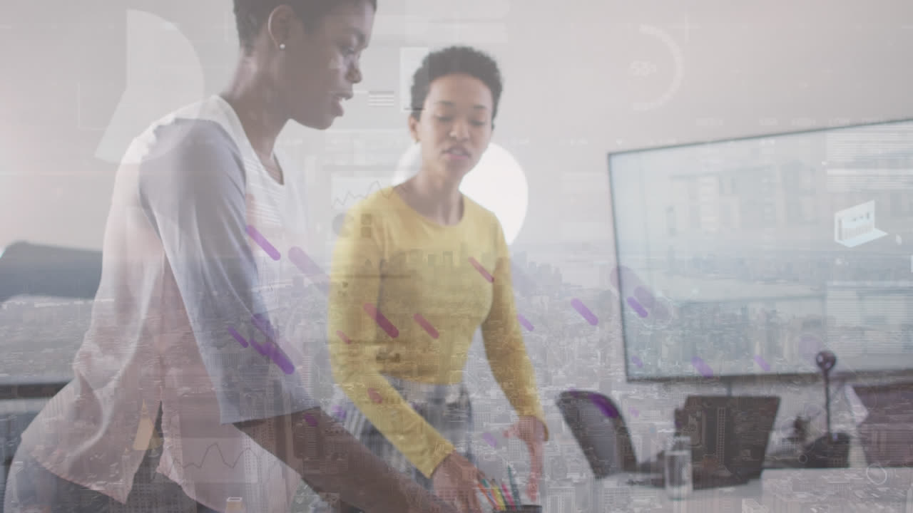 animación del procesamiento de datos sobre diversas personas de negocios que trabajan en la oficina