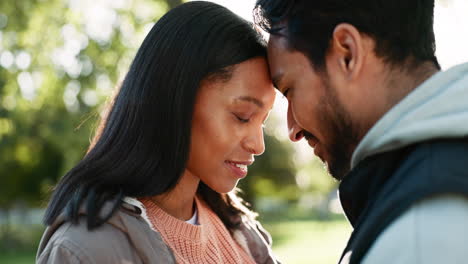 Pareja,-Riendo-Y-Abrazo-Al-Aire-Libre-En-Un-Parque