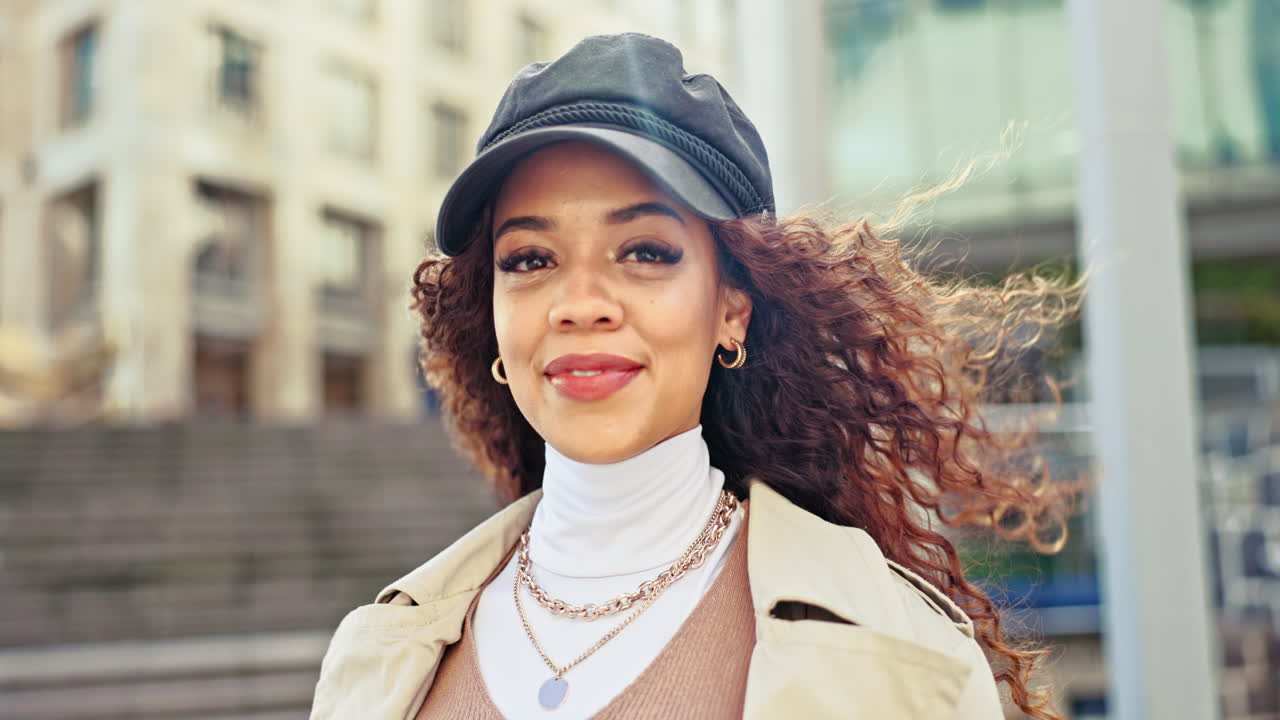 cara, moda y viento con una mujer negra feliz