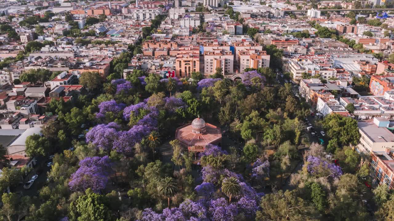 hermoso quiosco de santa maría la ribera con árboles de colores, ciudad de méxico, disparo de dron