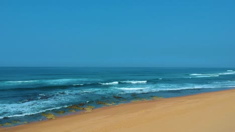 Drone-Volador-Sobre-La-Costa-Del-Mar-De-La-Playa-Sobre-El-Mar-Y-La-Arena-En-Durban-Sudáfrica