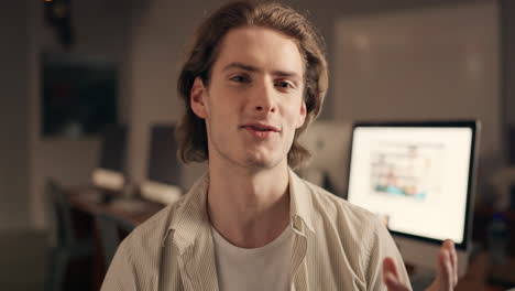 hombre haciendo una presentación en video