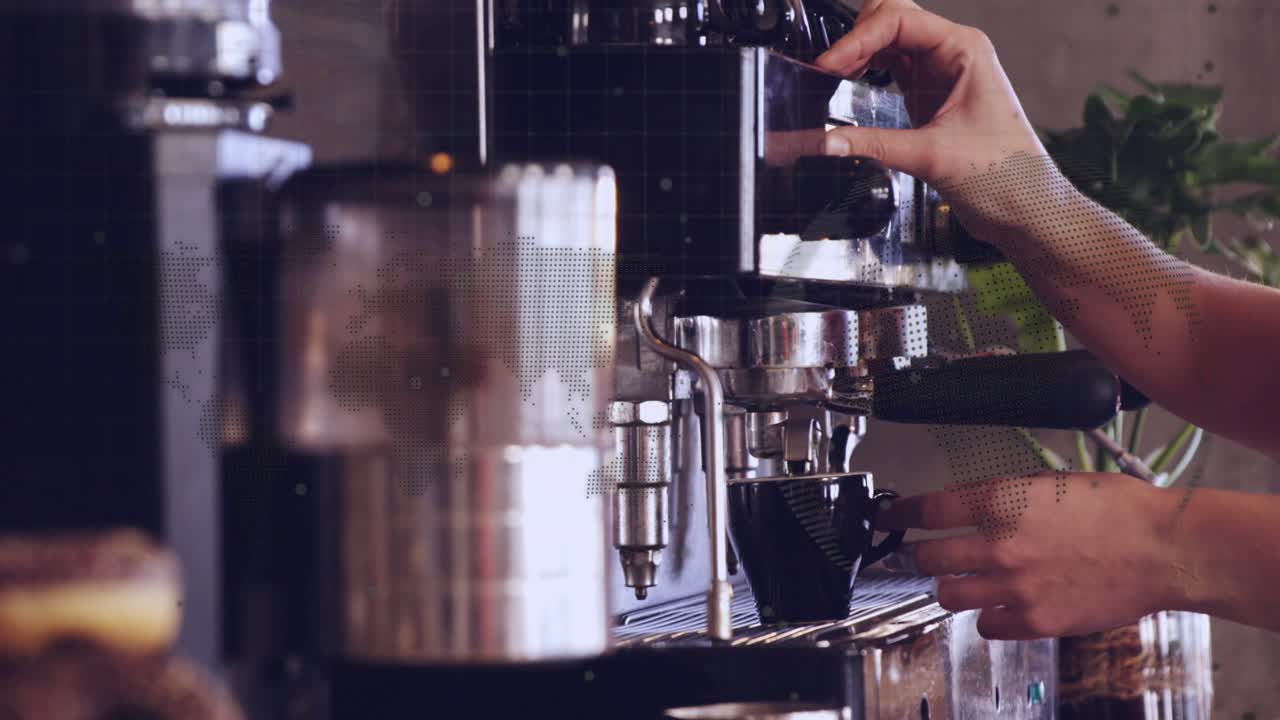 Barista che alza la leva per avviare l'erogazione dell'espresso nella tazza e poi ruota la manopola per scaricare i fondi