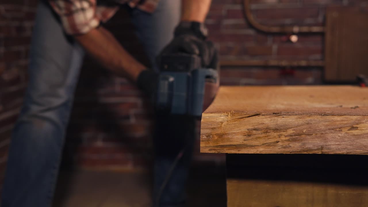 limpieza de tablas de madera en un taller