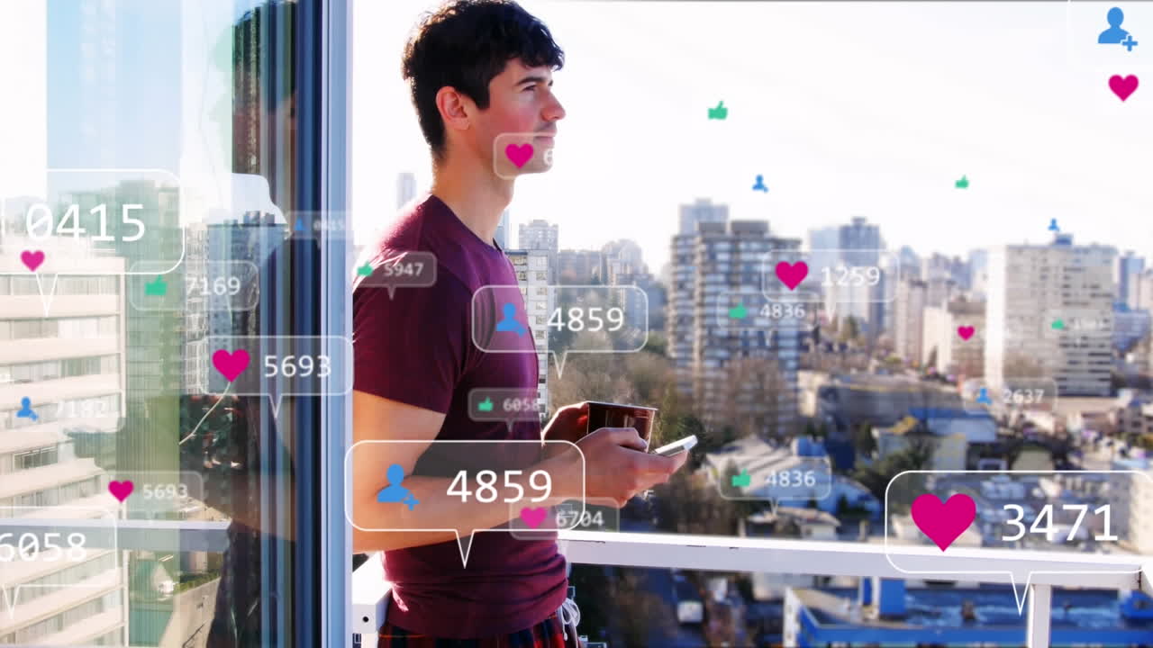 발코니에서 스마트폰을 사용하여 커피 컵을 들고 있는 백인 남성 위의 소셜 미디어 아이콘의 애니메이션