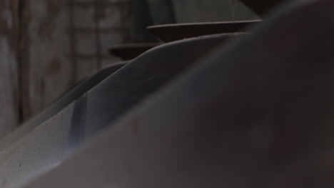 vieja máquina agrícola en granero abandonado