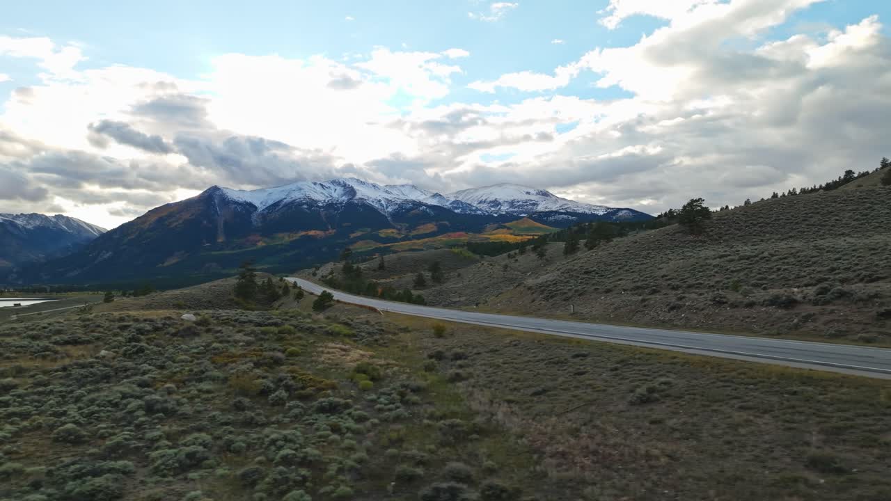 독립 산맥에서 멀리 있는 산들로 둘러싸인 큰 호수로 이어지는 열린 평야의 드론