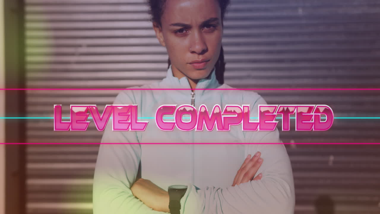 animación del nivel de texto completado sobre mujer biracial con los brazos cruzados