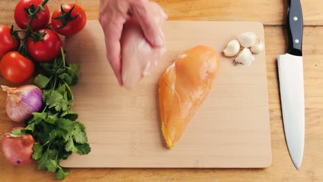 preparación de pecho de pollo crudo