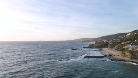 Vista-Aérea-De-Un-Helicóptero-Que-Volaba-En-La-Costa-De-California-Sobre-El-Océano