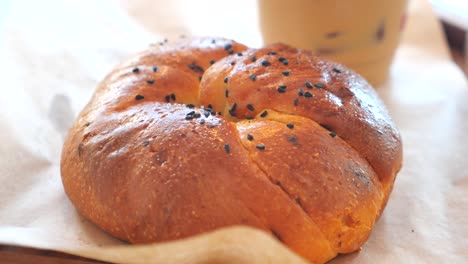 un delicioso pan horneado con café