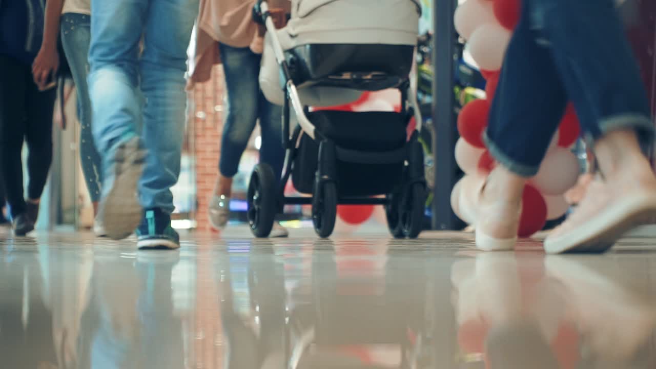 Kaki orang-orang berjalan di mal. Waktu berbelanja. Jarak dekat