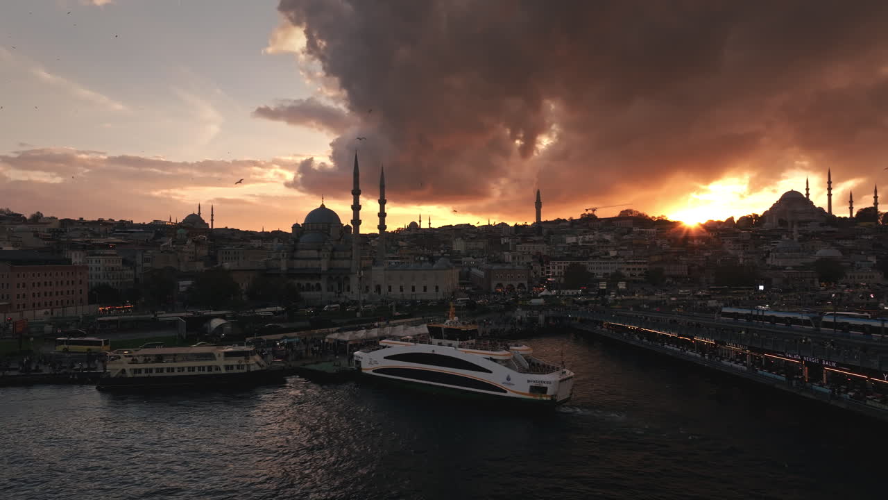 Istambul, Türkiye. Uma foto panorâmica da Mesquita Süleymaniye, mostrando sua grandiosa arquitetura otomana, grandes cúpulas e minaretes elegantes com vista para a cidade. A cena destaca o c