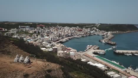 Drohnenaufnahme-Eines-Seehafens-Mit-Stadtgebäuden-Auf-Der-Insel-Penghu-In-Taiwan