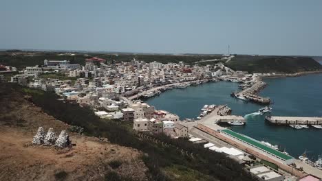toma de drones de un puerto marítimo con edificios de la ciudad en la isla de penghu ubicada en taiwán