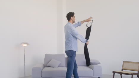 un hombre de cabello oscuro lleva un vestido negro