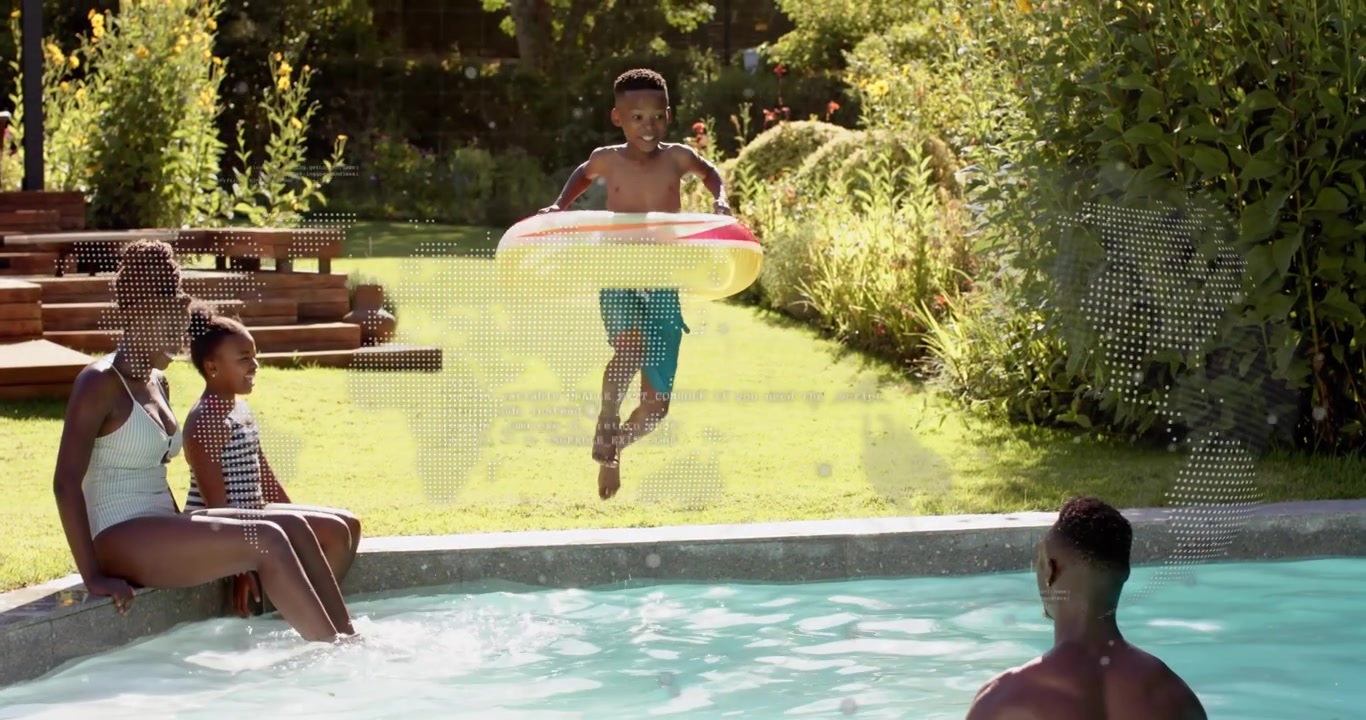 Junge rennt mit Schwimmreifen, springt in den Pool, einen Spritzer verursachend, während die Familie zur Entspannung zuschaut.