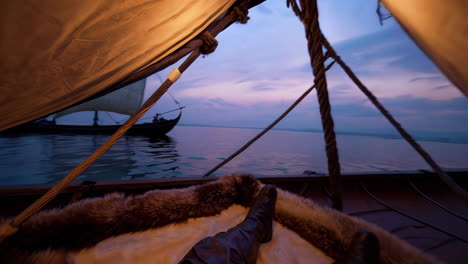 el viaje del barco vikingo al atardecer