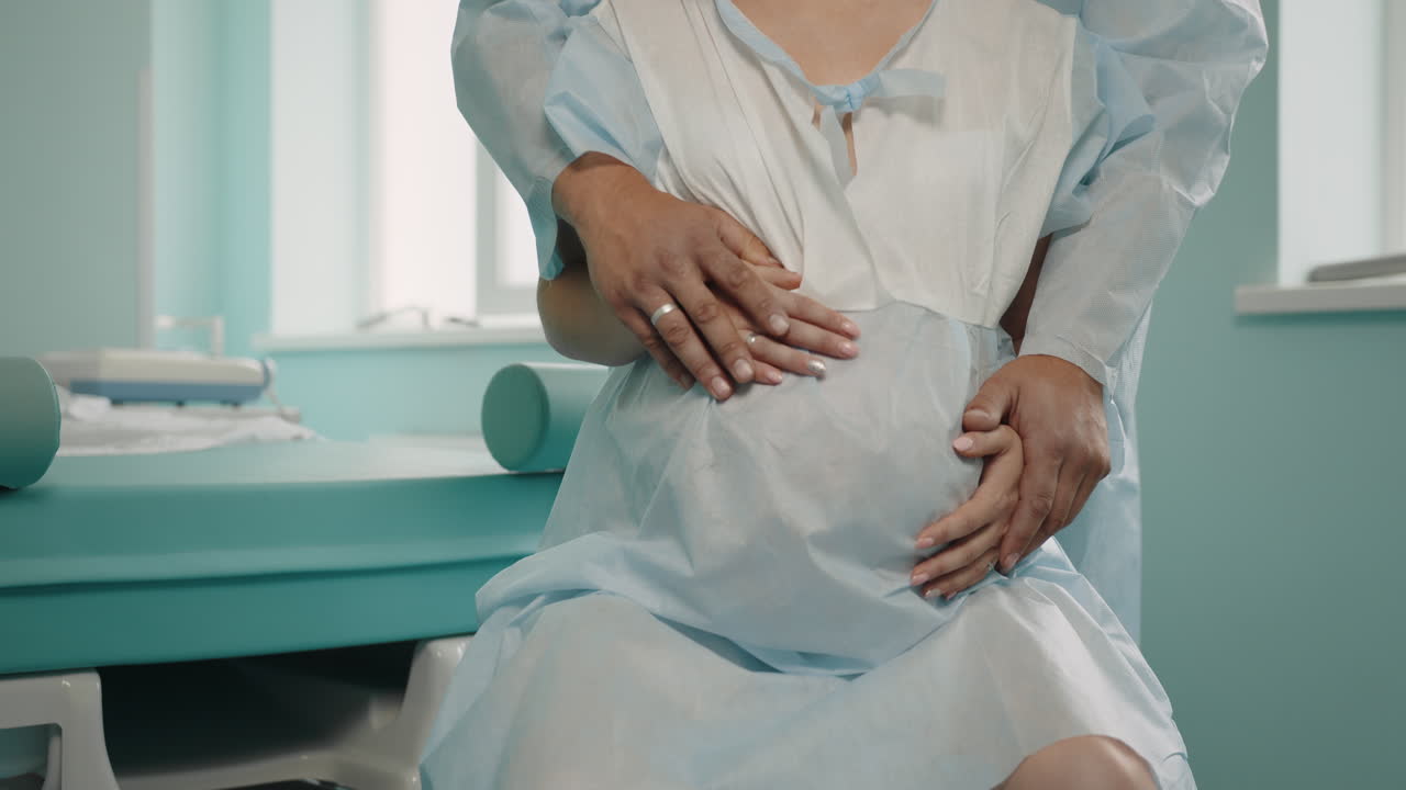 Gestante recebendo apoio no hospital