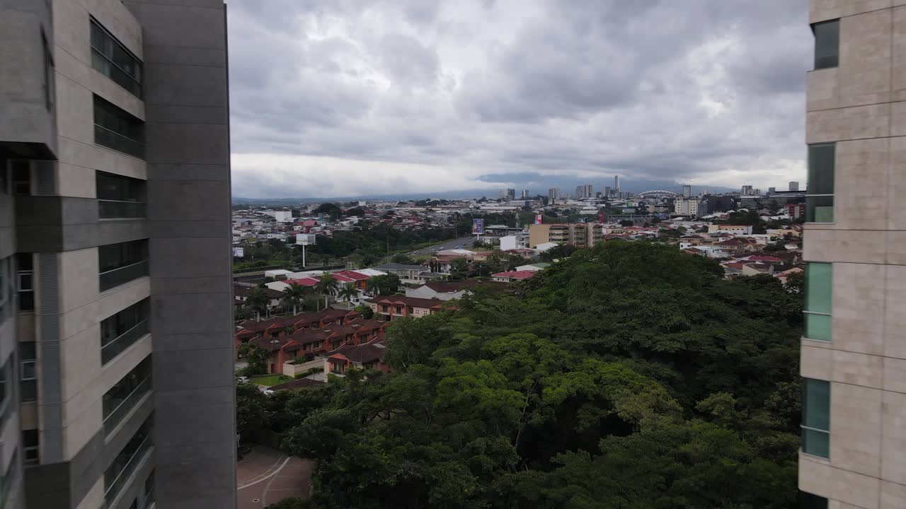 Imagens de drone voando entre prédios na cidade de San José, Costa Rica.