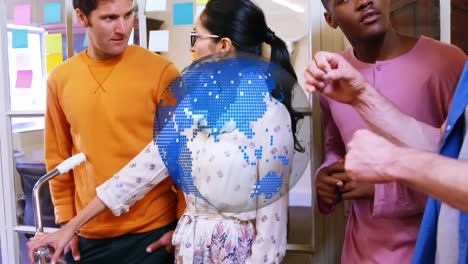 animación del globo girando sobre diversos colegas creativos hablando en una reunión de oficina casual