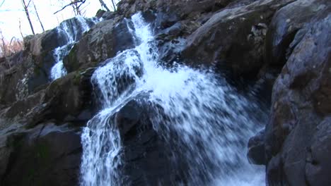 Ein-Gebirgsbach,-Der-Auf-Seinem-Weg-Flussabwärts-über-Felsen-Stürzt