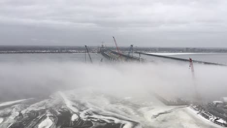 Grúas-De-Construcción-En-Invierno-Con-Niebla-Extrema-Demoliendo-El-Viejo-Puente-Champlain,-Infraestructura-De-Canadá,-Lapso-De-Tiempo