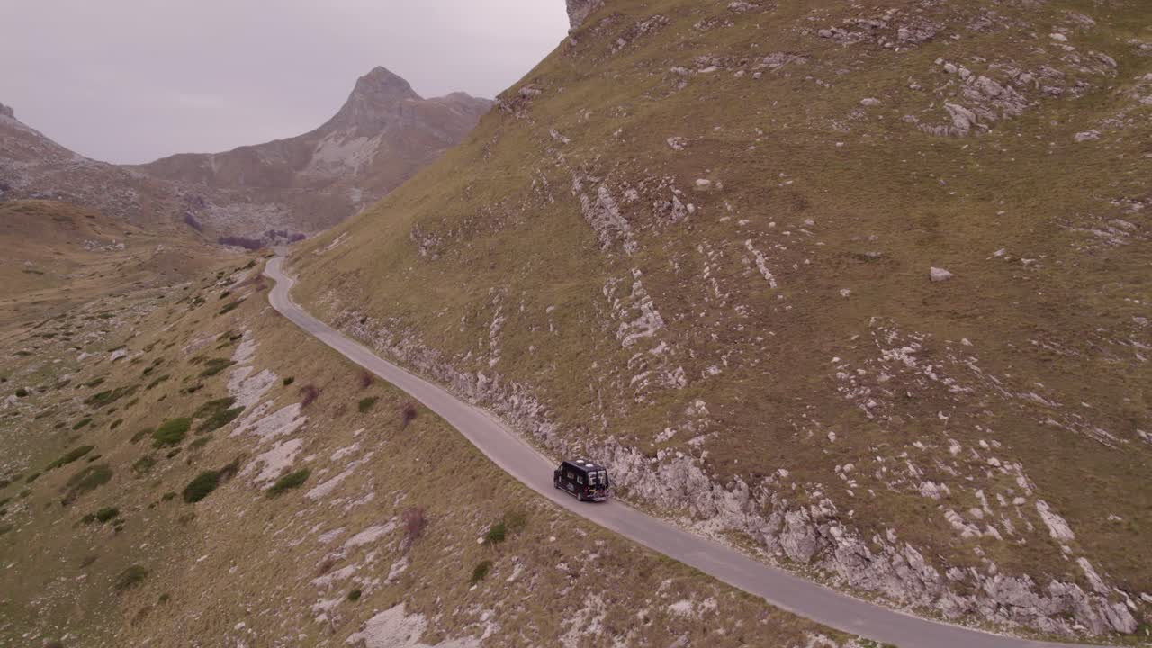 Camper in viaggio lungo la tortuosa strada di montagna del Durmitor, Montenegro