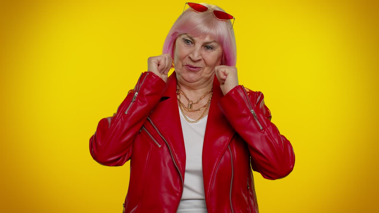 Anziana nonna che celebra una vittoria, urla di gioia e fa il gesto del vincitore dicendo "Sì".